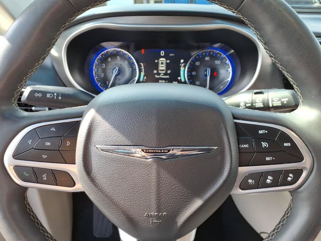Used 2023 Chrysler Pacifica Touring-L FWD image 18