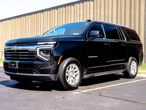 Certified 2025 Chevrolet Suburban LT AWD/4WD image 3
