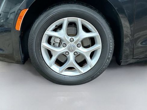 Used 2018 Chrysler Pacifica Touring-L w/ Tire & Wheel Group FWD image 33