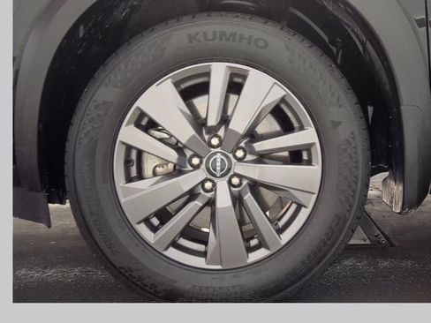 Certified 2025 Nissan Pathfinder SV w/ SV Premium Package FWD image 9