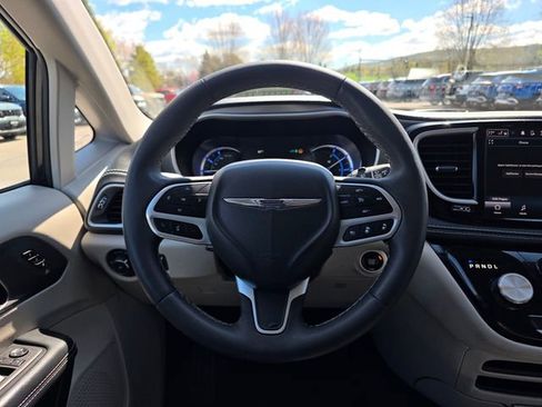 Used 2023 Chrysler Pacifica Touring-L FWD image 25