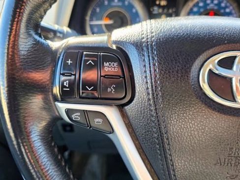 Used 2017 Toyota Sienna XLE Premium w/ Cargo Management Package image 22