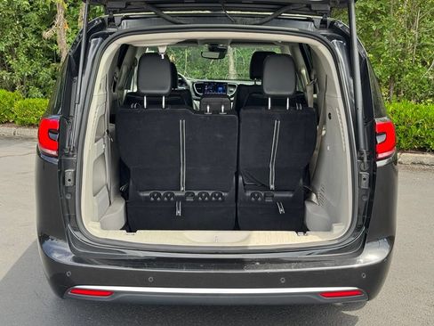 Used 2023 Chrysler Pacifica Touring-L FWD image 33