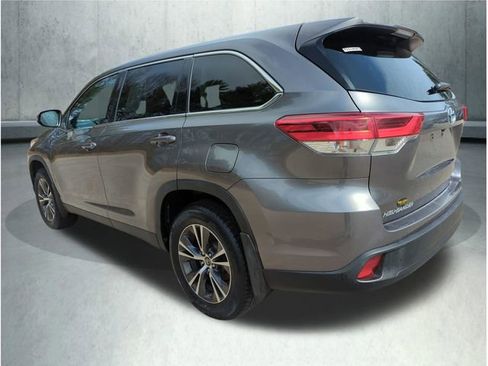 Used 2019 Toyota Highlander LE AWD/4WD image 3