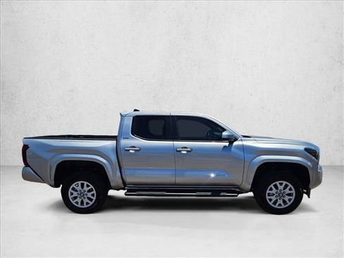 Used 2025 Toyota Tacoma SR5 AWD/4WD image 4
