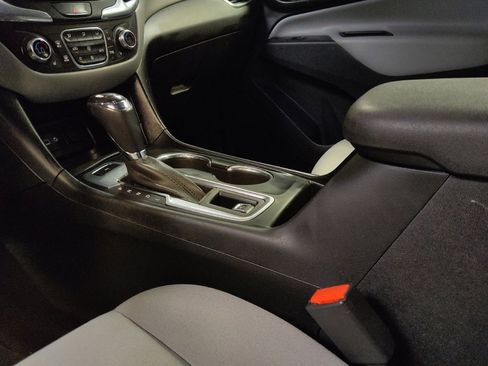 Used 2019 Chevrolet Equinox LT w/ Driver Convenience Package image 26