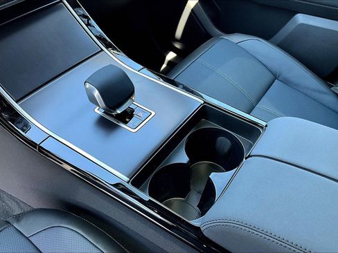 New 2026 Land Rover Range Rover Velar Dynamic SE image 11