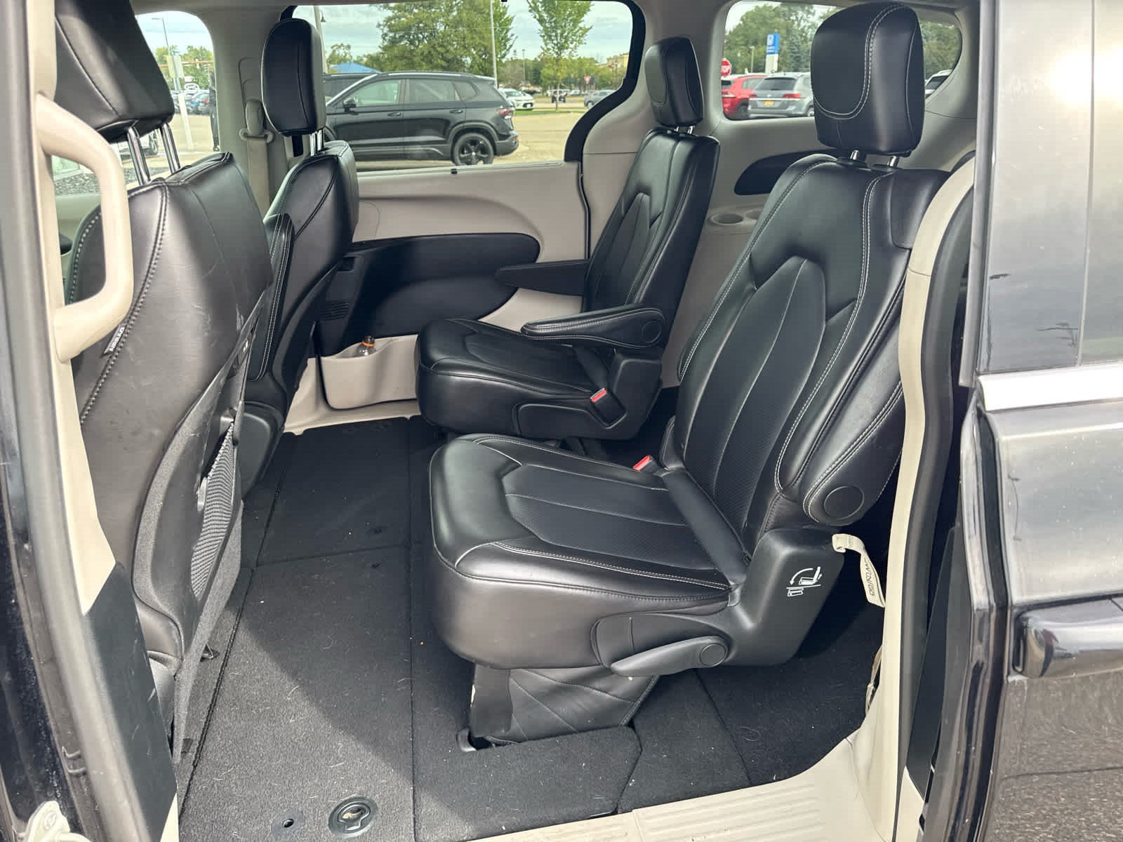 Used 2024 Chrysler Pacifica Touring-L FWD image 4