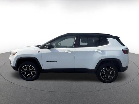 Used 2025 Jeep Compass Trailhawk AWD/4WD image 9