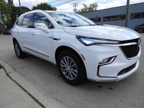 Used 2022 Buick Enclave Essence w/ Trailering Package, 5000 lbs. FWD image 11