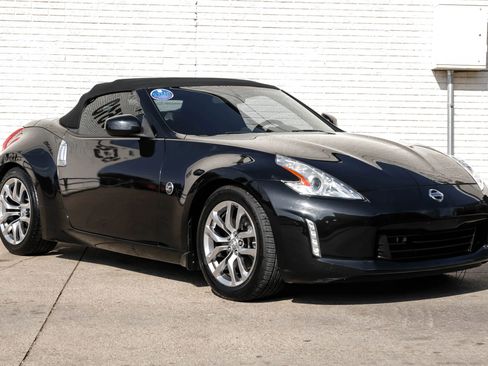 Used 2014 Nissan 370Z Roadster image 3