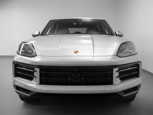Used 2025 Porsche Cayenne image 8