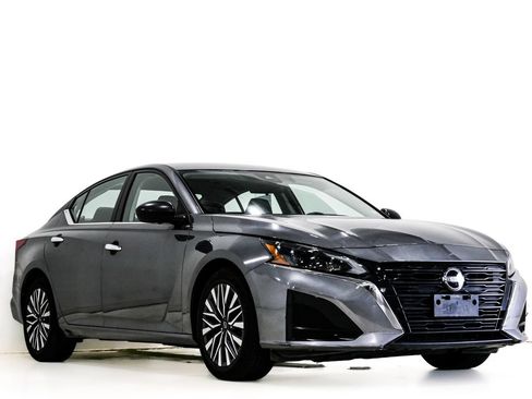 Used 2024 Nissan Altima 2.5 SV FWD image 1