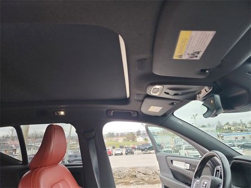 Used 2019 Volvo XC40 T5 Momentum image 17