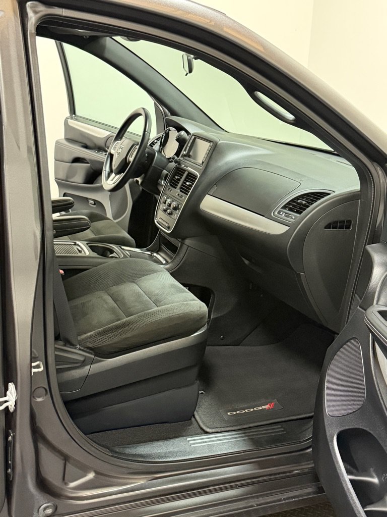 Used 2016 Dodge Grand Caravan SXT FWD image 12