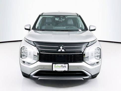 Used 2025 Mitsubishi Outlander SE image 2