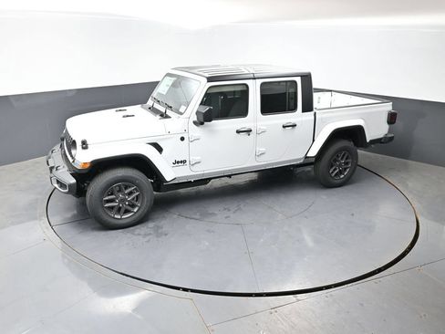 New 2026 Jeep Gladiator Sport AWD/4WD image 32
