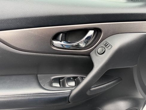 Used 2016 Nissan Rogue SV image 11