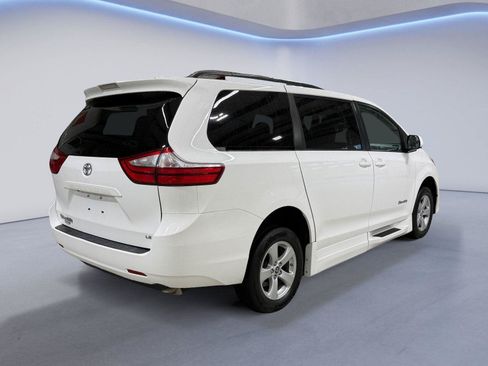 Used 2019 Toyota Sienna LE FWD image 3