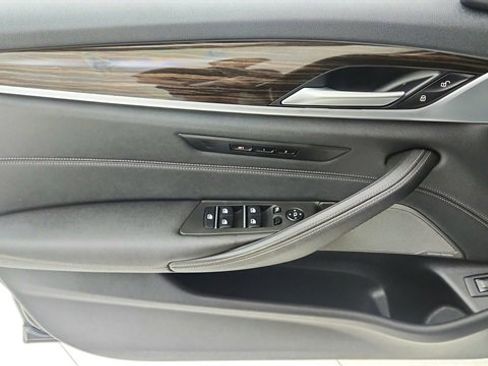 Used 2023 BMW 530e xDrive w/ Premium Package image 34