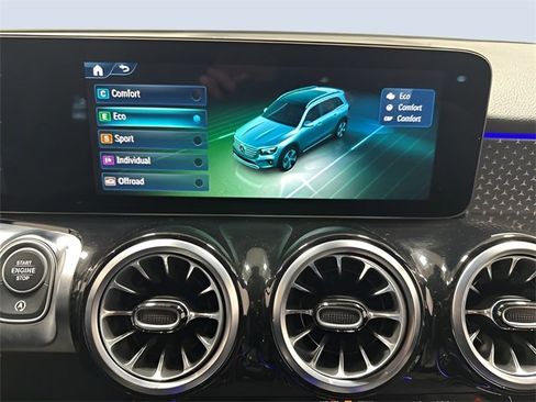 Used 2025 Mercedes-Benz GLB 250 4MATIC image 23