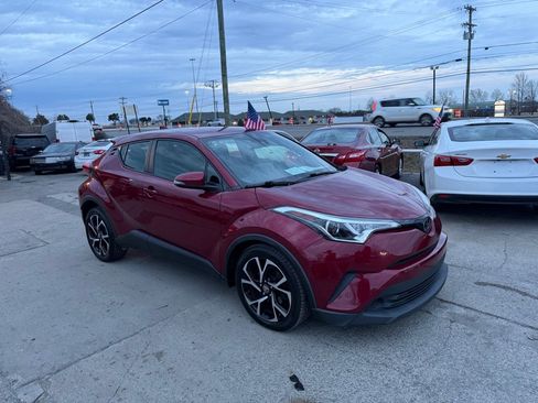 Used 2019 Toyota C-HR XLE FWD image 3