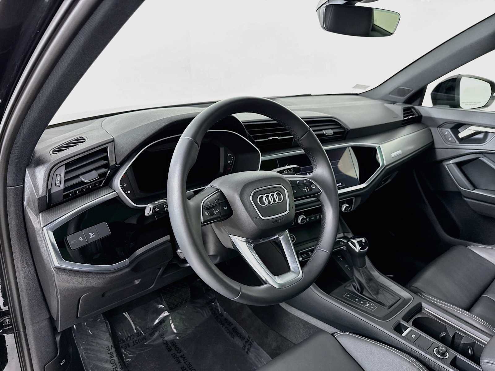 Used 2023 Audi Q3 2.0T Premium w/ Black Optic Sport Package AWD/4WD image 4