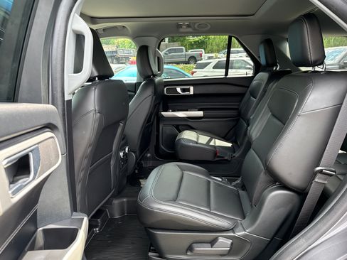 Used 2022 Ford Explorer XLT w/ Equipment Group 202A AWD/4WD image 23