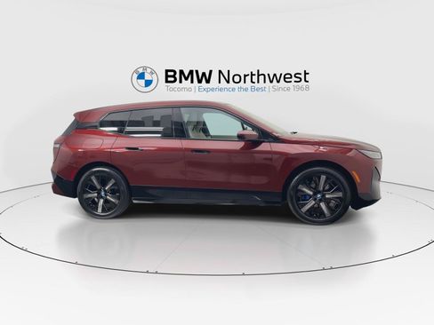 Used 2024 BMW iX xDrive50 w/ Sport Package AWD/4WD image 5