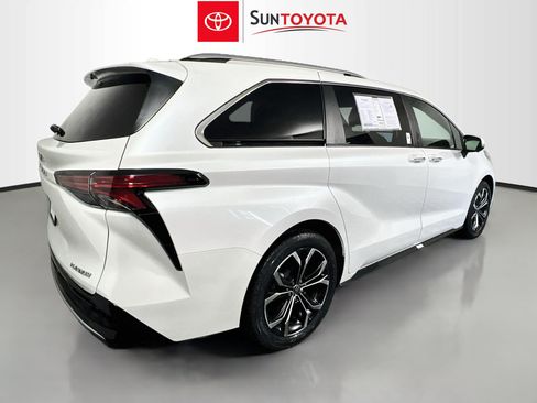 Used 2025 Toyota Sienna Platinum FWD image 4
