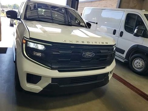 Used 2025 Ford Expedition Max Active AWD/4WD image 4