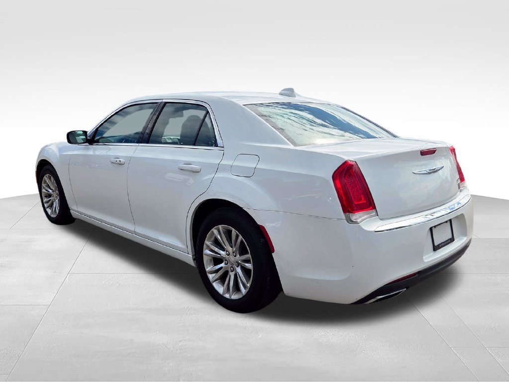 Used 2017 Chrysler 300 Limited RWD image 5