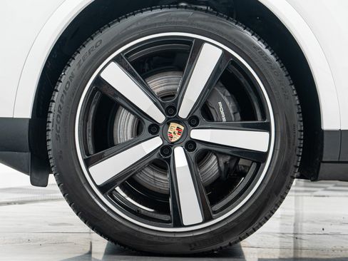 Used 2024 Porsche Cayenne AWD/4WD image 10