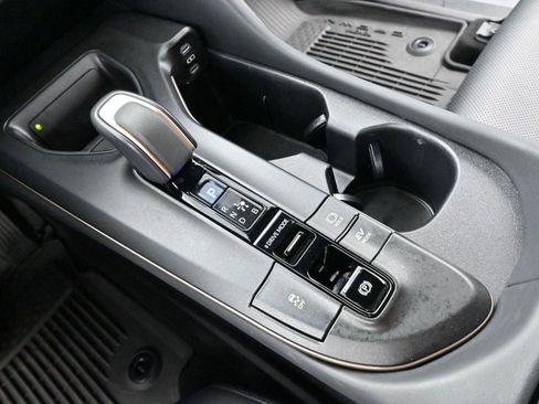 Used 2023 Toyota Crown Limited image 25