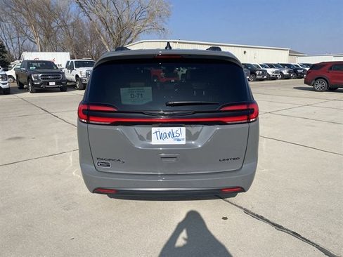 Used 2025 Chrysler Pacifica Limited image 16