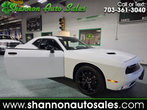 Used 2016 Dodge Challenger SXT Plus image 1