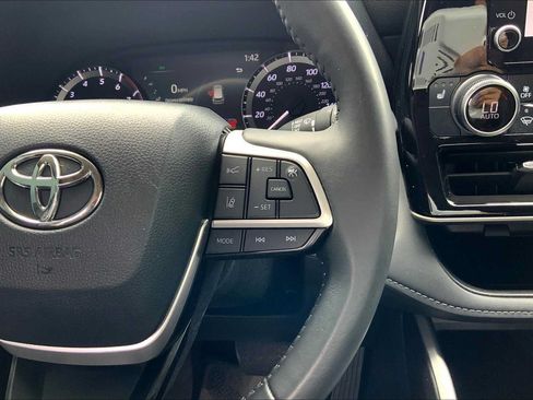 Used 2024 Toyota Highlander XLE FWD image 25