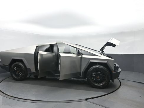 Used 2024 Tesla Cybertruck AWD Crew Cab image 41