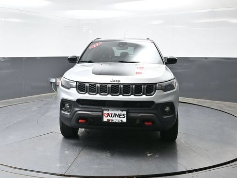 Used 2024 Jeep Compass Trailhawk AWD/4WD image 7