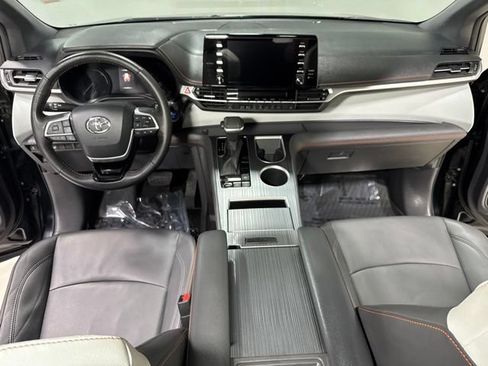 Used 2022 Toyota Sienna XSE FWD image 18