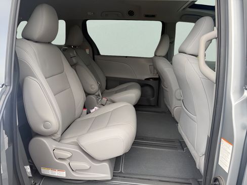 Used 2020 Toyota Sienna XLE w/ XLE Navigation Package FWD image 13