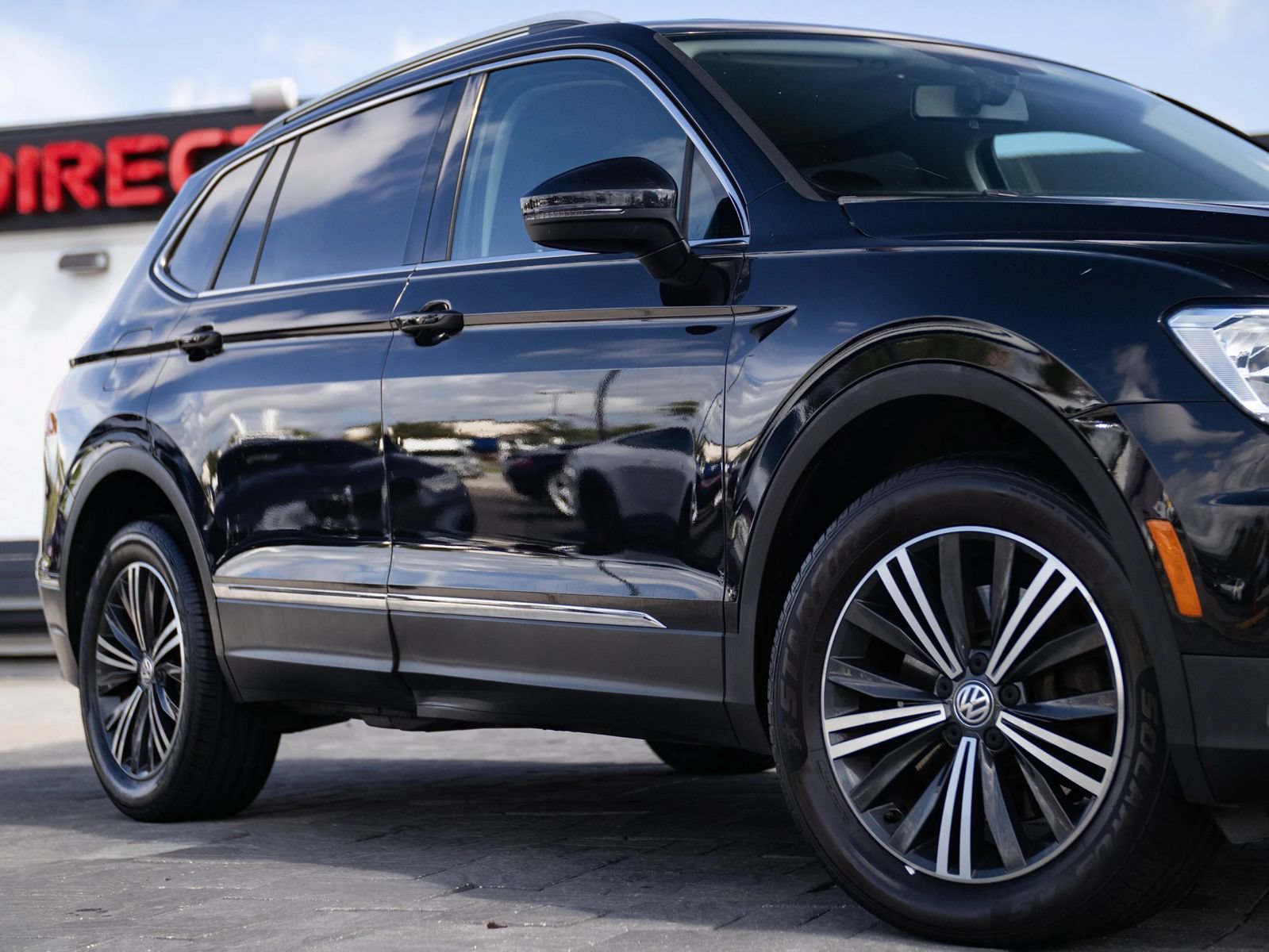 Used 2018 Volkswagen Tiguan SEL FWD image 2