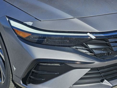 New 2025 Hyundai Elantra Limited FWD image 8