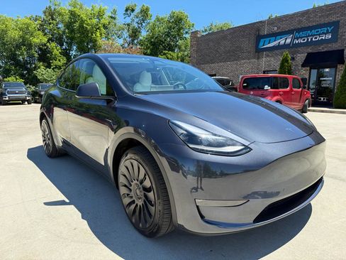 Used 2024 Tesla Model Y Long Range AWD/4WD image 3