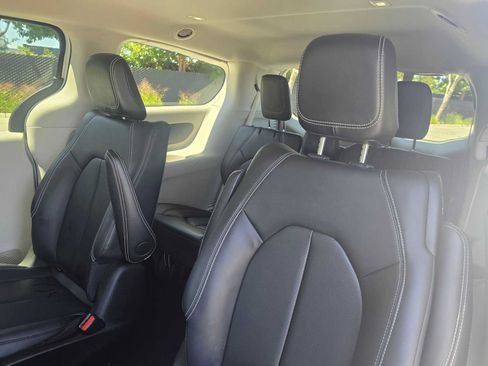 Used 2024 Chrysler Pacifica Limited FWD image 18