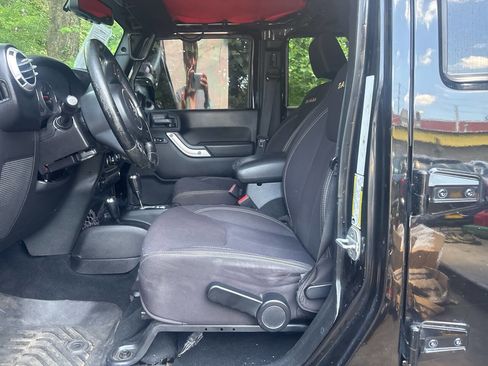 Used 2013 Jeep Wrangler Unlimited Sahara w/ Connectivity Group AWD/4WD image 11