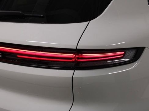 Certified 2025 Porsche Cayenne AWD/4WD image 12