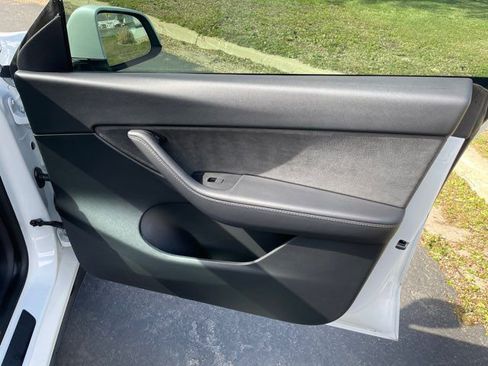 Used 2022 Tesla Model Y Long Range image 22