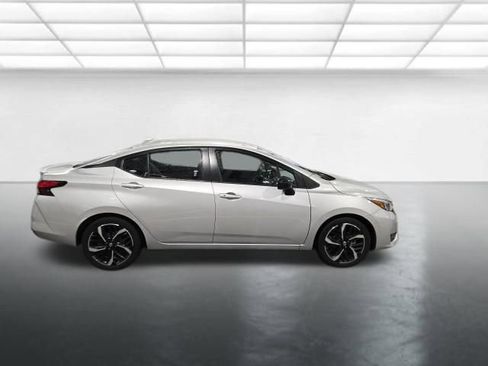 Used 2024 Nissan Versa SR image 3