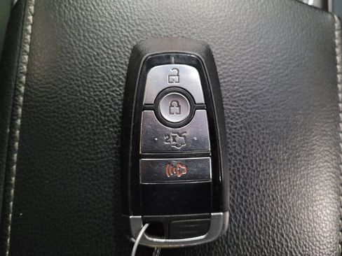 Used 2018 Ford Fusion SE FWD image 32